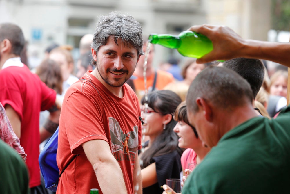 La Fiesta de la Sidra Natural se despide hasta el año que viene despachando cientos de botellas, premiando a los mejores llagareros