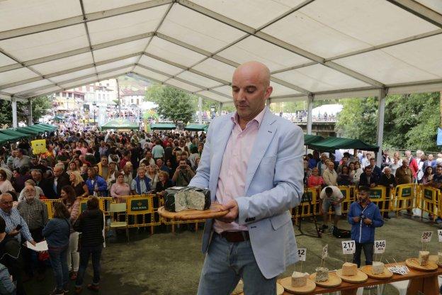 Juan Carlos Rubio, con el queso ganador del certamen, que se llevará a Madrid por 3.300 euros. 