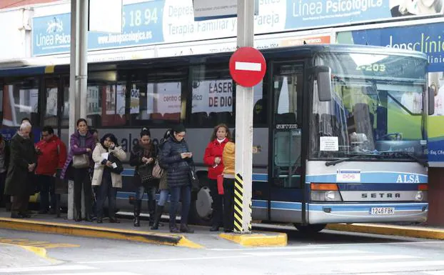 Roban en un autobús en Gijón y su conductor se encierra con los pasajeros para retener al ladrón