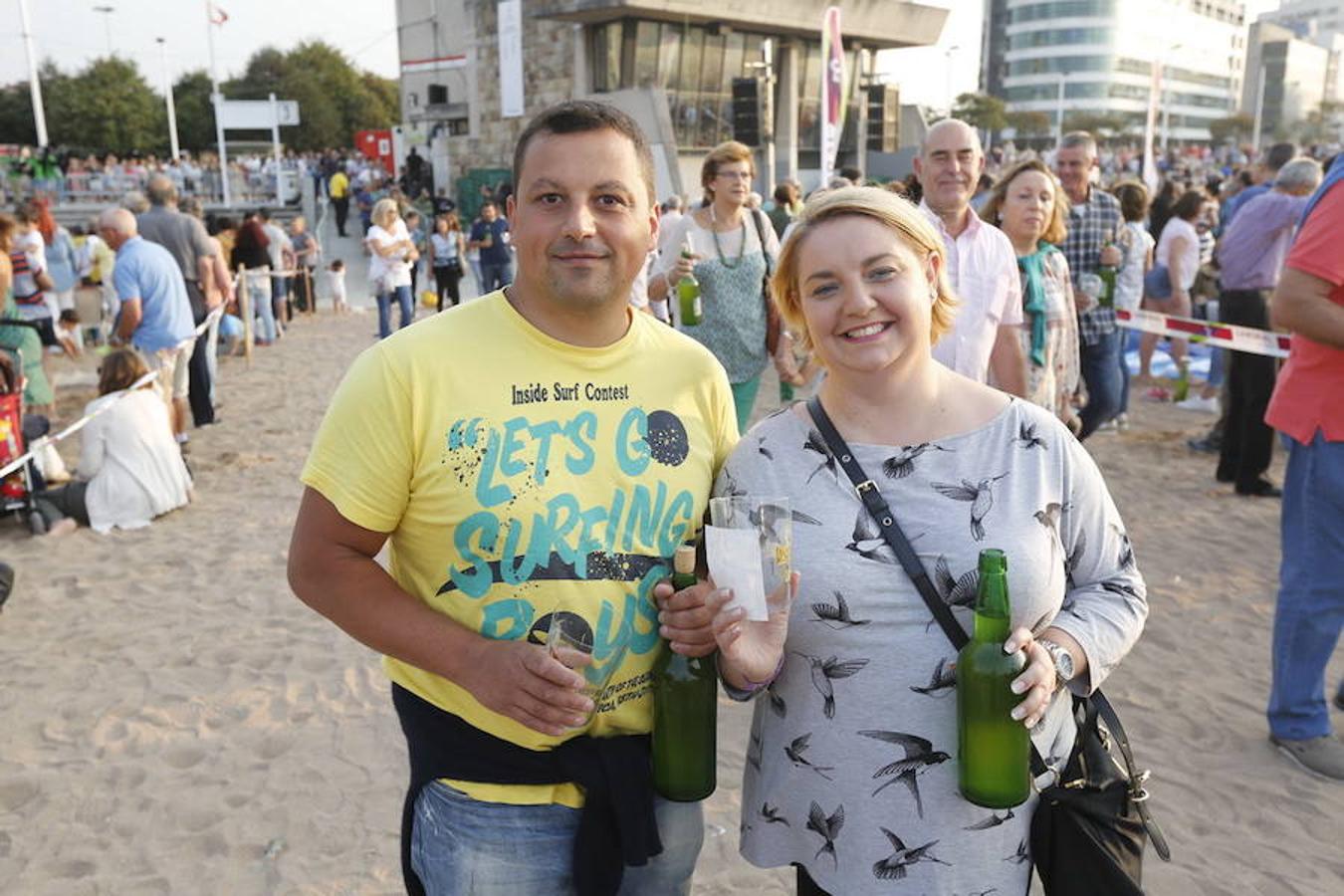 ¿Estuviste en el récord de escanciado simultáneo de 2017? ¡Búscate! (9)