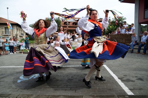 Mujeres y niñas bailaron al ritmo marcado por la Asociación folklórica Picos de Europa. 