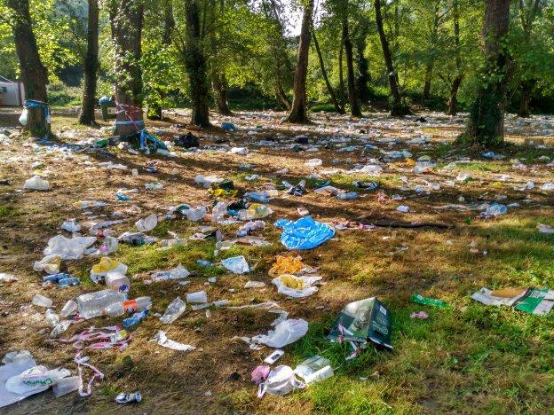 Zona del prau situado detrás de la capilla, donde se acumula la mayor parte de la basura. 