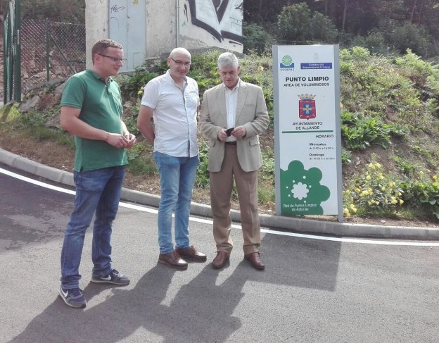 Daniel Pérez, representante de Trabajos Salense; el alcalde José Antonio Mesa, y Santiago Fernández, gerente de Cogersa. 