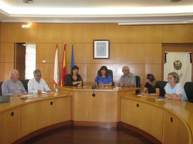 Por la izquierda, Tino Blanco, Rafael Lobeto, Esther García, Amelia Fernández, José Marcelino García, Paula Cuervo y Cecilia Tascón. 