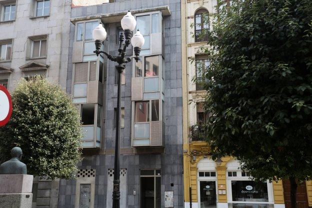 Arriba, el edificio ocupado del barrio del Carmen. Abajo, interior de uno de los pisos. 