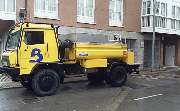 Los bomberos tuvieron que actuar en los juzgados de Llanes, afectados por la tormenta.