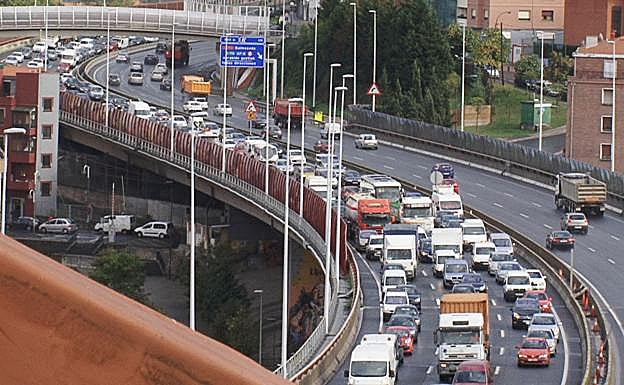 Retenciones en la A-8 a su paso por Zorroza.