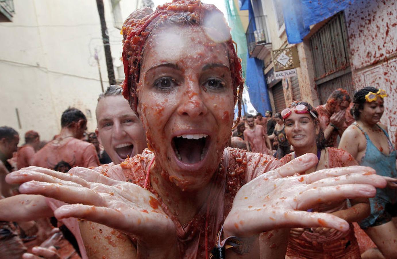 Una turista en Tomatina.