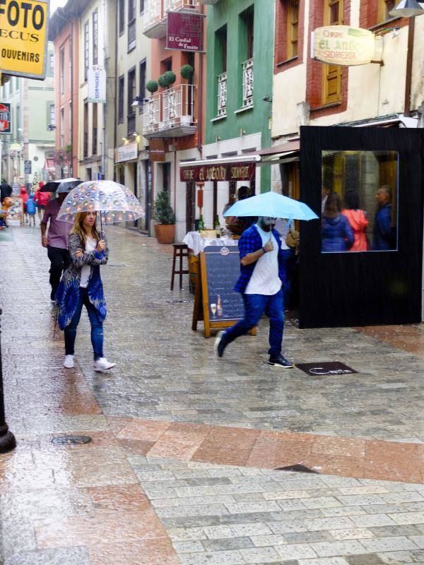 Las fuertes lluvias provocan inundaciones en Llanes