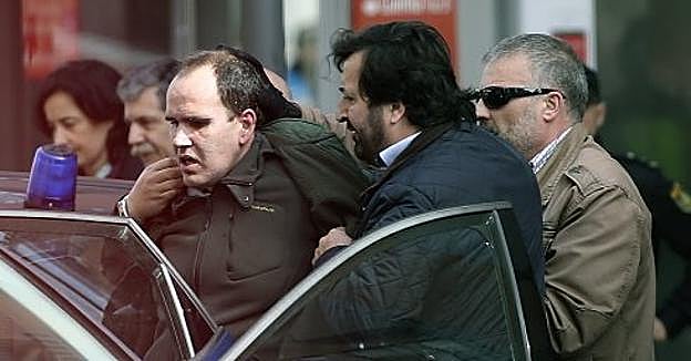 Pablo P. G., tras ser detenido en la entidad bancaria. 