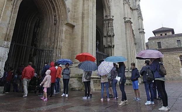 Un grupo de turistas, ante la catedral de Oviedo. 