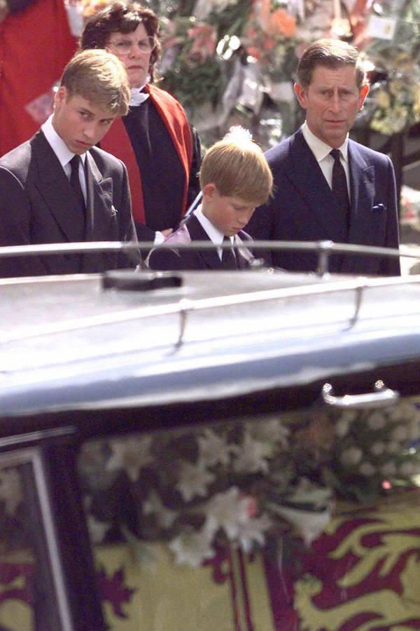 El príncipe Guillermo, su hermano Enrique y su padre Carlos miran el coche fúnebre de Lady Di, el 6 de septiembre de 1997.
