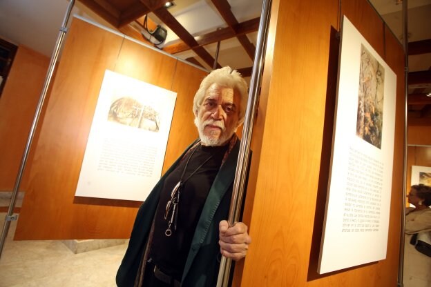 Carlos Sierra, anoche, durante la inauguración de la exposición en el Centro Asturiano de Oviedo. 