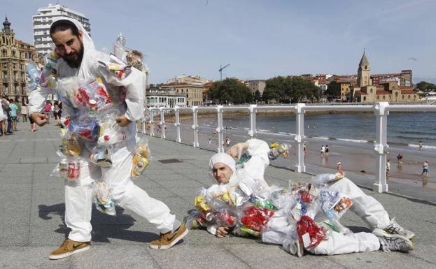 Comedia y sonrisas para concienciar sobre la limpieza de los océanos