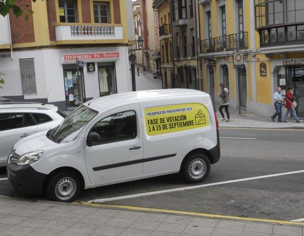 La furgoneta, aparcada ayer en las plazas reservadas a concejales. 