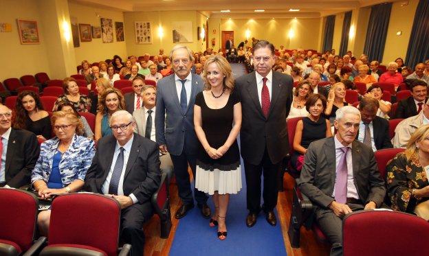 Wenceslao López, Ana Nebot y Alfredo Canteli, instantes antes del pregón, en el salón de actos del Centro Asturiano.