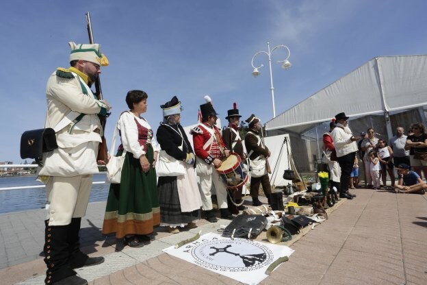 En el festival se muestran los distintos uniformes y armas de la Guerra de la Independencia. 