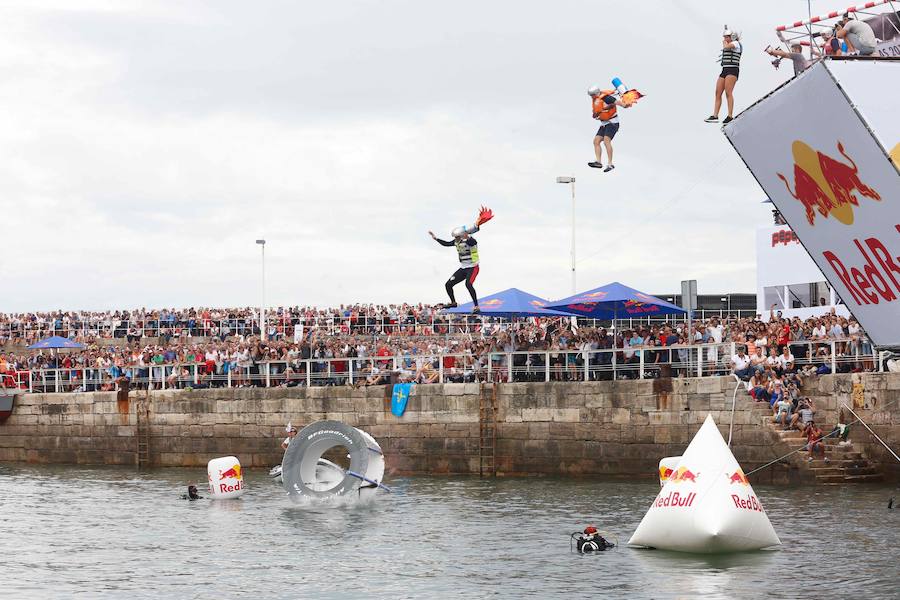 Miles de personas abarrotan el Puerto Deportivo para disfrutar de la competición