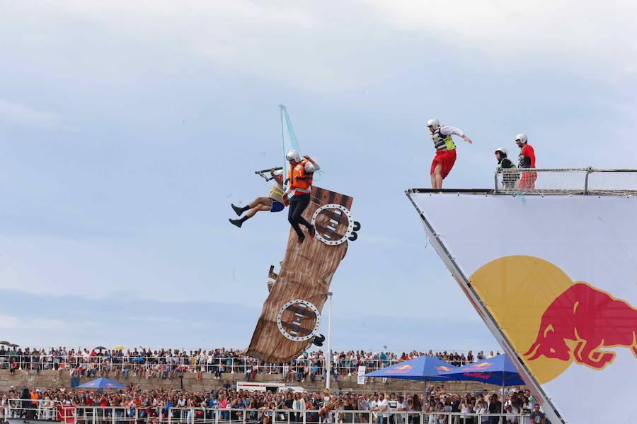 Miles de personas abarrotan el Puerto Deportivo para disfrutar de la competición