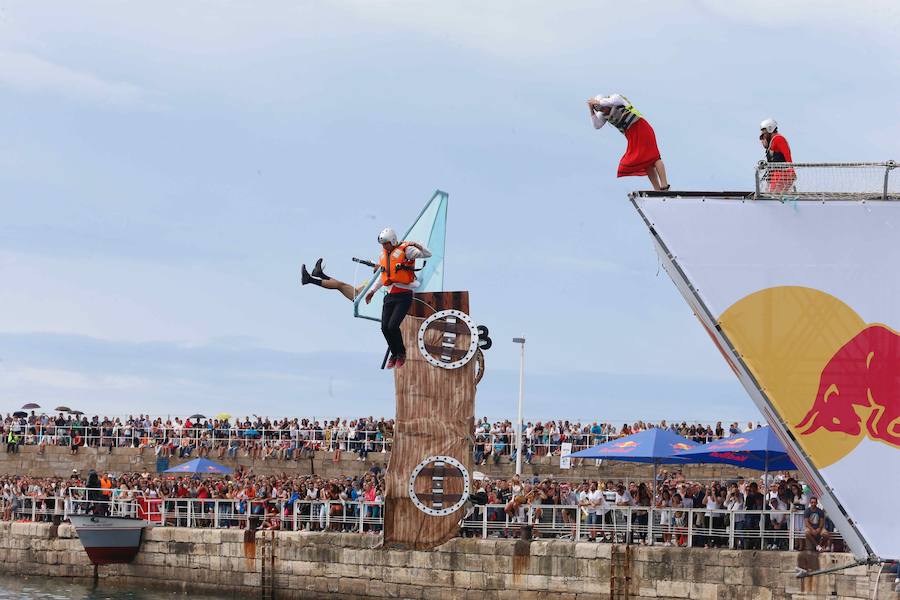 Miles de personas abarrotan el Puerto Deportivo para disfrutar de la competición