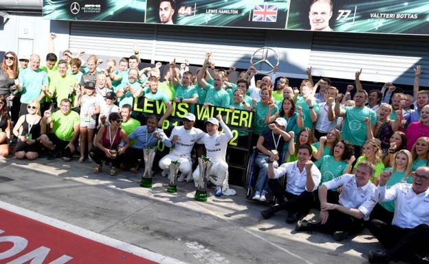 Lewis Hamilton celebra con su equipo la victoria en Monza. 