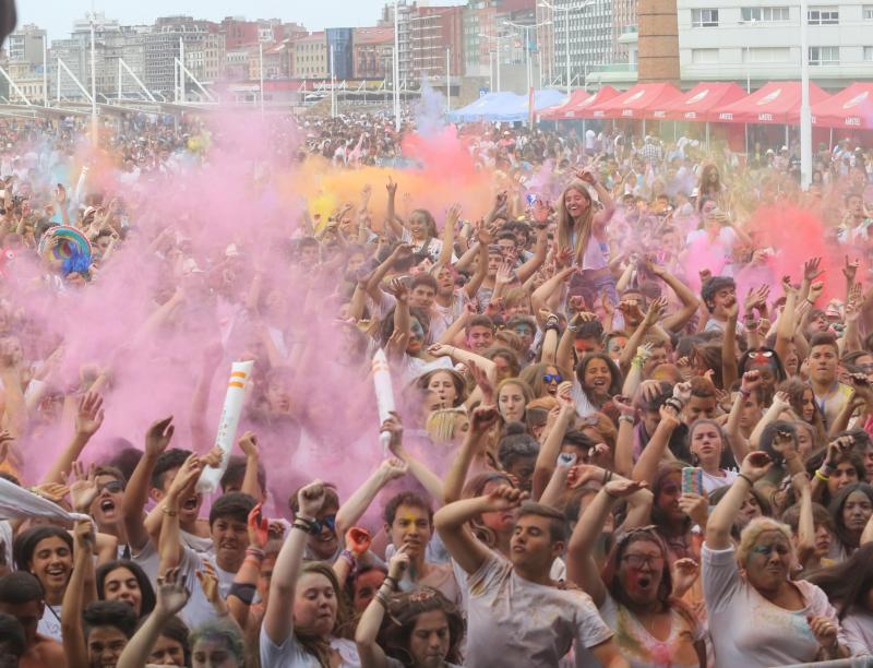 Cientos de personas se congregaron en la explanada de Poniente para despedir el verano con música y color