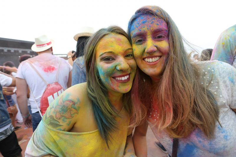 Cientos de personas se congregaron en la explanada de Poniente para despedir el verano con música y color