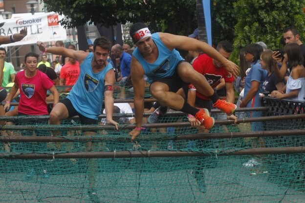 Dos corredores superan uno de los obstáculos de la Crows Battle de Pravia a gran velocidad. 