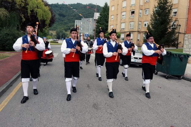 Miembros de Conceyu Siero, durante su actuación. 