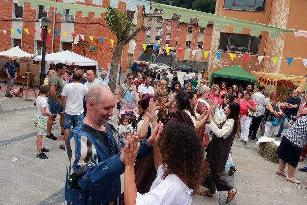 Un baile medieval en las calles de La Ará, durante el segundo mercado temático. 