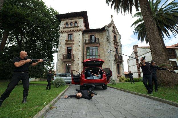 La Casa de Piedra es sede de una espectacular escena de acción en la serie 'LJ Detective', que llevó el rodaje ayer a Colombres. 