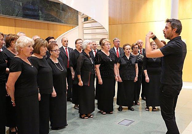 Los componentes de la coral de Porceyo, bajo la dirección de Daniel Villar, interpretaron varios temas en el acto de inauguración. 