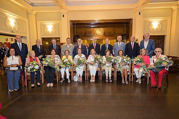 Los diez socios de honor distinguidos con la insignia de oro, acompañados de sus cónyuges, quienes recibieron un ramo de flores, en el Club de Regatas. 