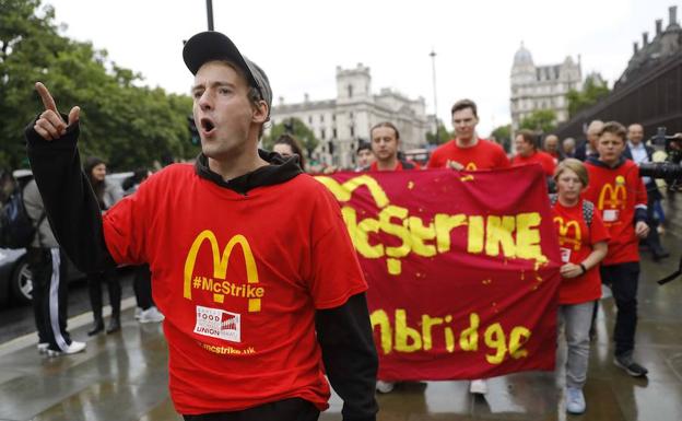 Trabajadores de McDonald’s manifestándose el lunes por las calles de Londres. 