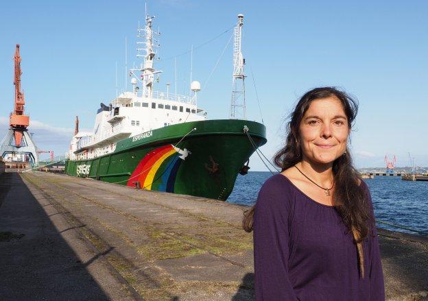 Tatiana Nuño, en El Musel, con el barco de Greenpeace 'Esperanza' de fondo. 