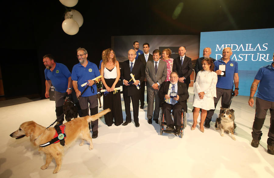 El Principado entrega las Medallas de Asturias a la Unidad Canina de Rescate del Principado, la de la red de profesionales y centros de Atención Primaria, a Mario García y al empresario y coleccionista de arte, el asturmexicano Plácido Arango.