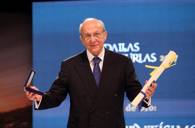 Plácido Arango, tras recibir su distinción y el diploma en el auditorio Príncipe Felipe. 