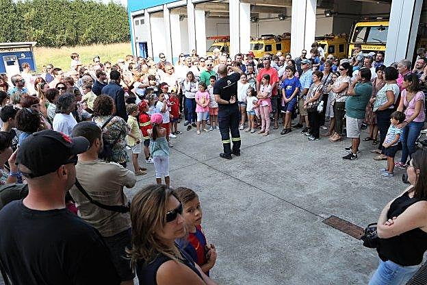 Pablo López da explicaciones a los visitantes durante el día de puertas abiertas del SEPA. 