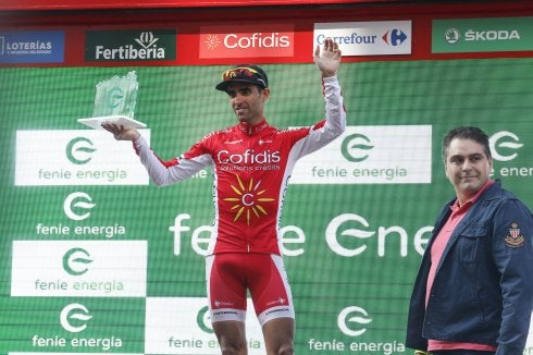 Dani Navarro subió al podio a coger el premio a la combatividad. 