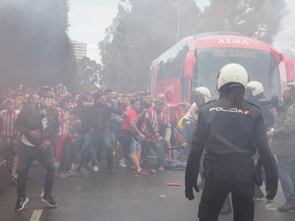 Carga policial al inicio del derbi asturiano, Sporting - Oviedo