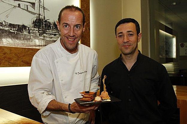 El cocinero Rubén Junquera muestra la tapa del restaurante La Dársena. 