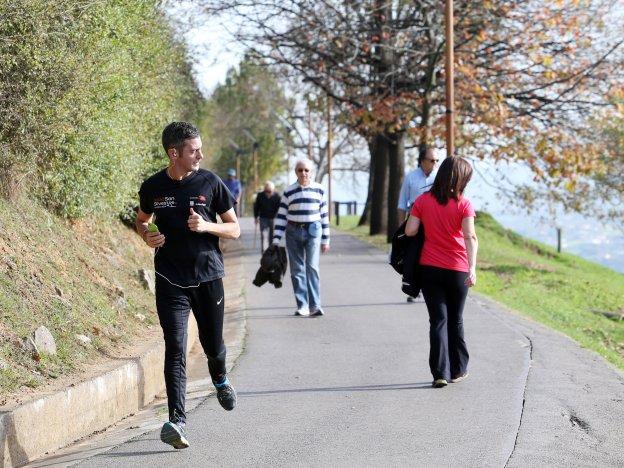 Atletas y paseantes se ponen en forma en la pista finlandesa. 