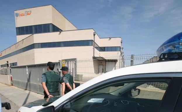 La Guardia Civil, durante el registro ayer de la imprenta.