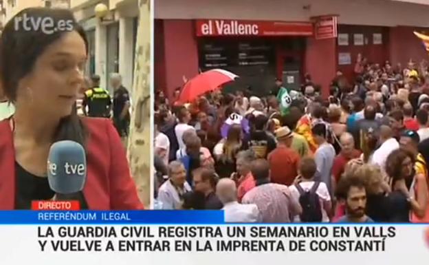 Increpada una reportera de TVE mientras informaba acerca del proceso independentista en Cataluña