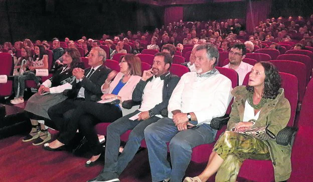 Las autoridades de Carreño, en la primera fila de un Teatro Prendes que no se llenó. 