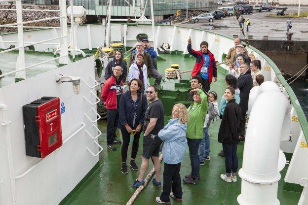 Un voluntario de Greenpeace explica a las visitas el sistema de comunicaciones del barco. 