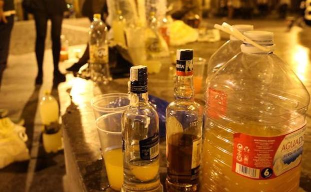 Botellón en la plaza del Paraguas