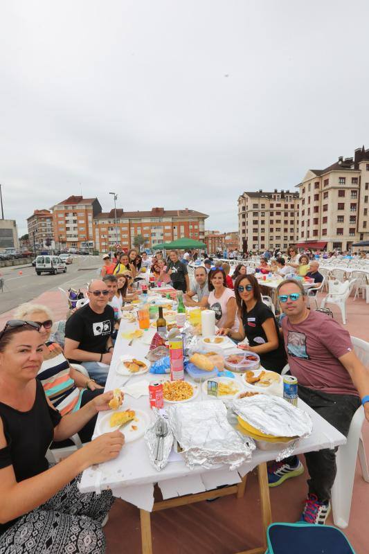 ¿Estuviste en la comida en la calle de Corvera? ¡Búscate!