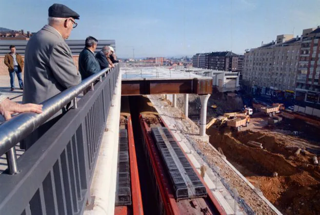 Vecinos siguen las obras de la losa en noviembre de 1998. 