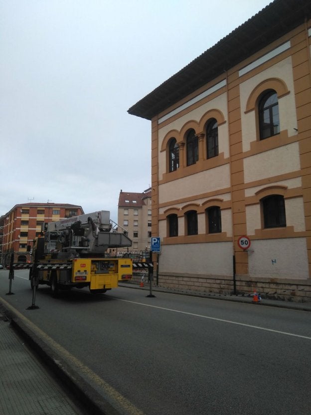 El camión de Bomberos, junto a las escuelas graduadas. 